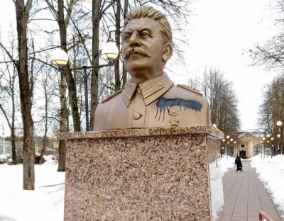 Неизвестные в Звенигороде осуществили акт вандализма, покрасив памятник Сталину
